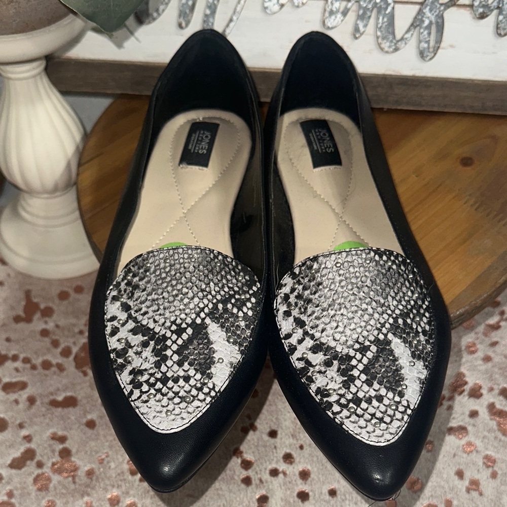 NWT Jones New York Black and White Snakeskin Flats